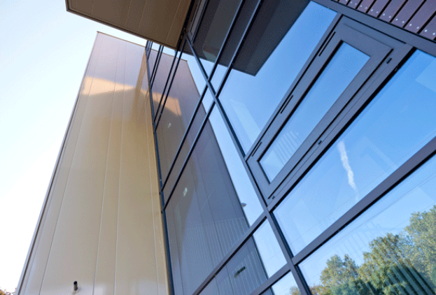 architekten-heroal - Vista dettagliata della facciata della scuola di musica di Mohnheim