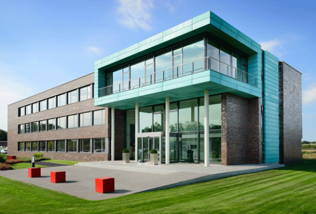 Edificio aziendale di Architekten heroal con rivestimento grigio e turchese