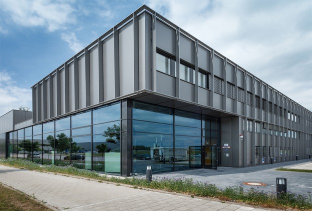 Edificio rivestito in grigio heroal con facciata in vetro