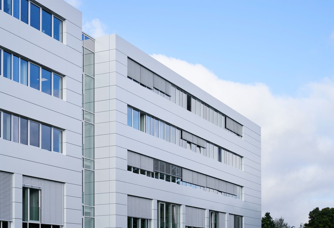 Business Quartier Westend-Carré seitliche Fassade mit Fenstersystem