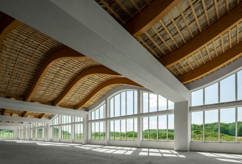 The top row of windows from the window system heroal W 72 was adjusted to the wavelike design of the building. The segmented elements were installed with the help of specially tailored variable connectors. © heroal 