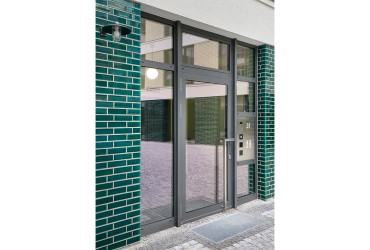 Großzügige Türen aus dem Objekttürsystem heroal D 72 heißen die Mieter, Besucher und Kunden der Revaler Spitze willkommen.