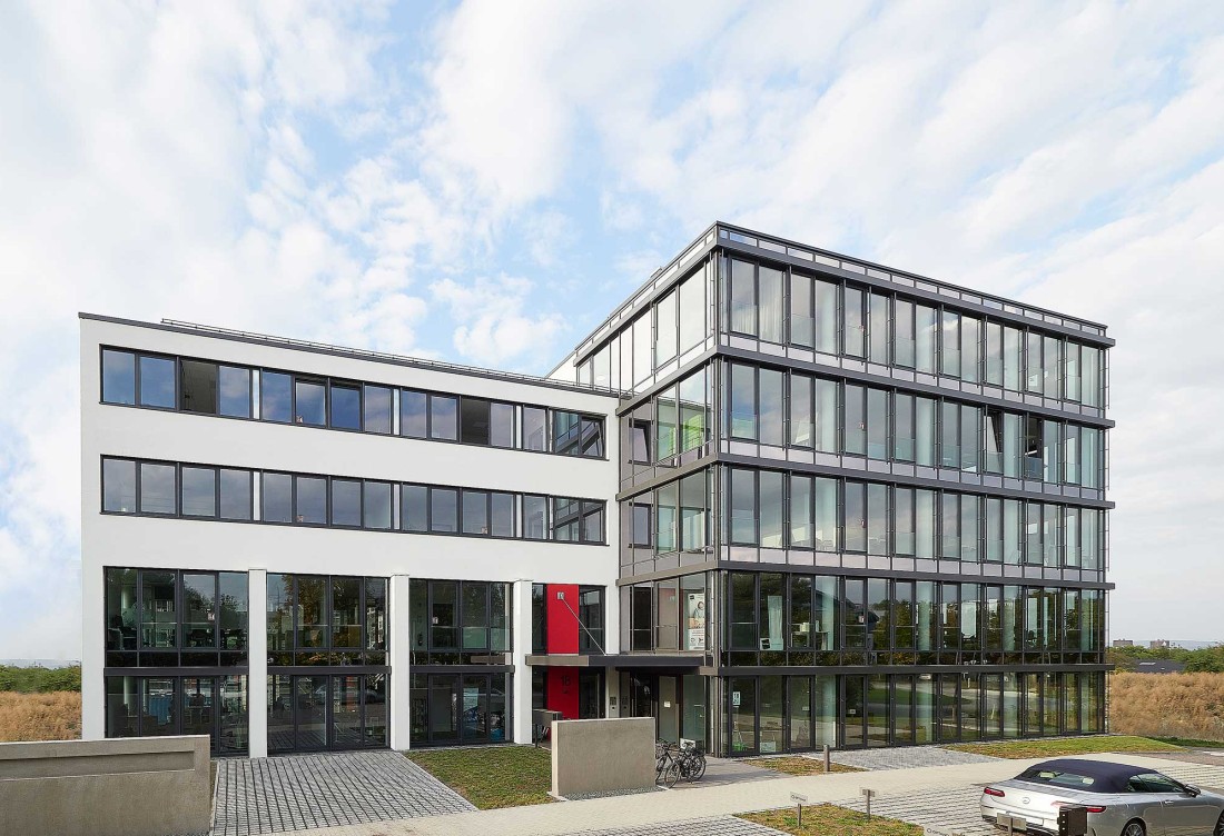 Referenz_Technologiepark-Paderborn_01_heroal-D-72_W-72_C-50-HI