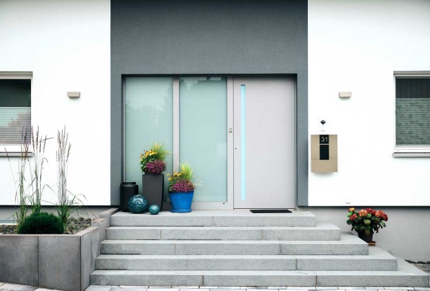 Přední dveře Pohled na vnější stranu předních dveří