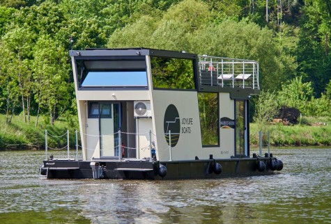 A Mettlach, Delphin Tec Schiffstechnik GmbH loue actuellement six Joylife Boats. Les péniches modernes permettent aux capitaines de loisirs d’explorer la Sarre sur l’eau d’avril à novembre. Photo : Studio Blickfang