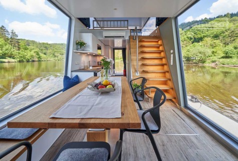 Les grandes surfaces vitrées créent une ambiance agréable avec beaucoup de lumière naturelle. Le système de fenêtres heroal D 72 offre une vue panoramique parfaitement dégagée sur l’eau et la nature. Photo : Studio Blickfang