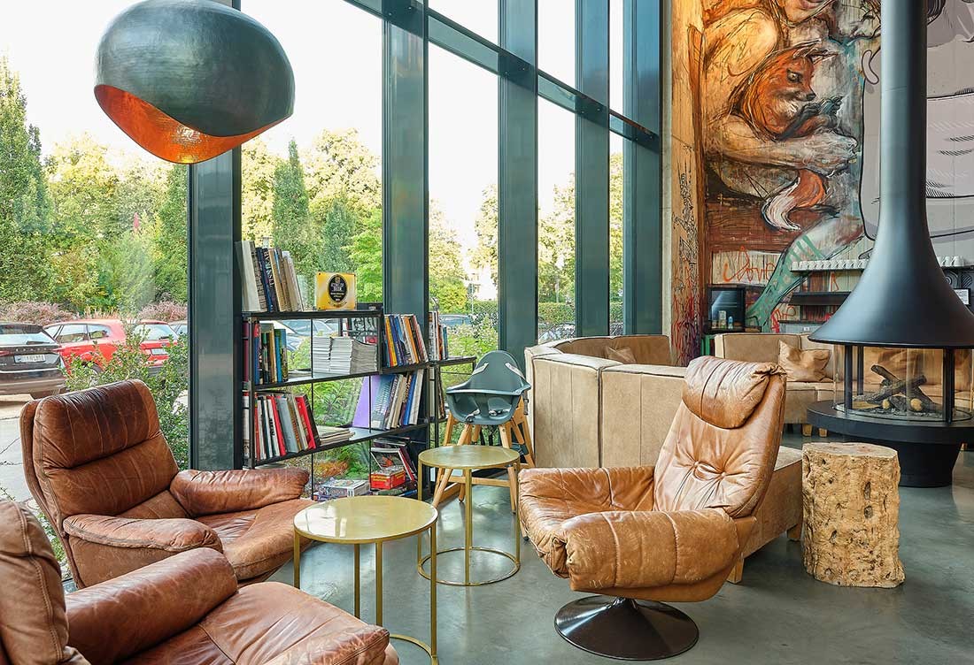 Liebesbier-Urban-Art-Hotel-Innenansicht-mit-Blick-nach-draussen