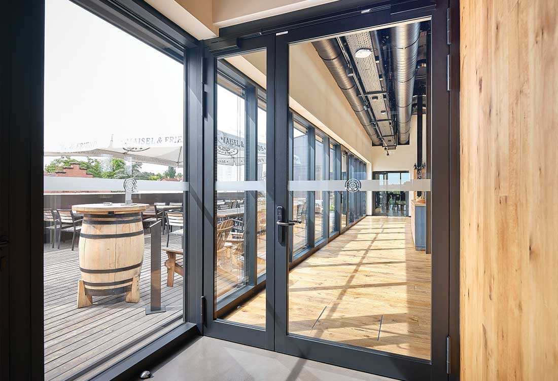 Liebesbier-Urban-Art-Hotel-Innenansicht-mit-Blick-auf-die-Dachterrasse