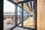 Liebesbier-Urban-Art-Hotel-Innenansicht-mit-Blick-auf-die-Dachterrasse