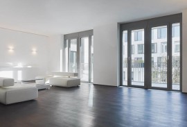 Textilscreen-Wohnzimmer mit hohen Fenstertueren