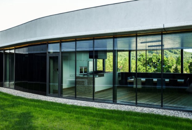 Porte-terrasse-vue extérieure-façade vitrée