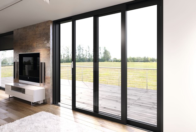 Porte-fenêtre coulissante à côté de la télévision