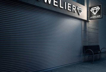 Textilscreen-geschlossener Rollladen eines Juweliers nachts