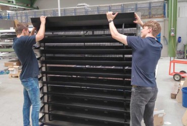 Ausbildung-Maenner beim Aufladen von Produkten
