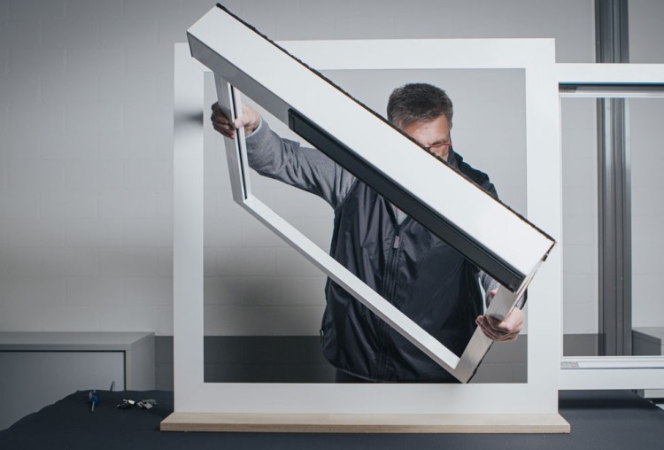 Avec deux nouvelles variantes pour les panneaux de porte, heroal présente au salon BAU 2025 son portefeuille élargi autour du système de porte heroal D 72 PF EM, particulièrement efficace à mettre en œuvre. © heroal