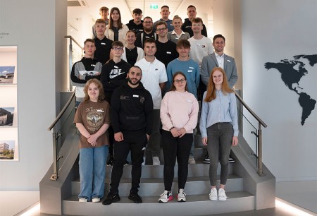 21 Berufsanfänger starteten am 1. August 2023 eine Ausbildung oder ein duales Studium bei dem Verler Familienunternehmen heroal. © heroal 