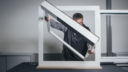 Voor bijzonder efficiënte en eenvoudige productie en montage heeft heroal drie nieuwe producten in het assortiment, die in regelmatige livedemonstraties op de stand op BAU 2023 werden gepresenteerd. © heroal