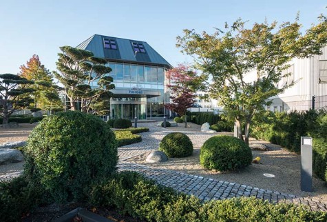 Hrdinská administrativní budova ve dne