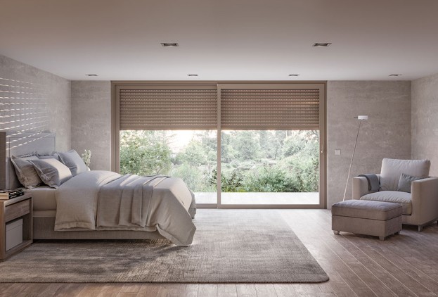Rollladen-beige halb heruntergelassen Schlafzimmer